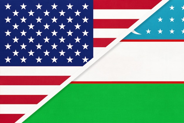 アメリカ対ウズベキスタンのテキスタイルの国旗 アメリカとアジアの2つの国の関係 プレミアム写真