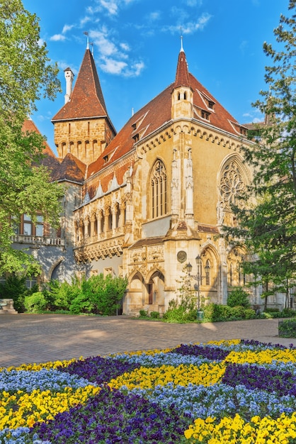 ヴァイダフニャ城（ハンガリー語-ヴァイダフニャドヴァラ）は、ハンガリーのブダペストの都市公園にある城です。 | プレミアム写真