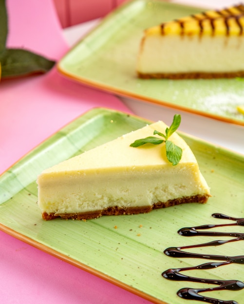 Cheesecake Alla Vaniglia Con Crema Di Mascarpone E Sciroppo Di Cioccolato Sul Piatto Foto Gratis