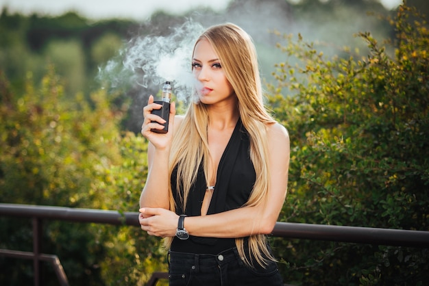 Vaping 若い 美しい 女 喫煙 タバコ 煙 屋外で 無料の写真