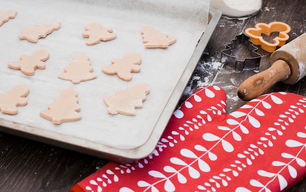 Various shaped of cookie dough on baking sheet Free Photo