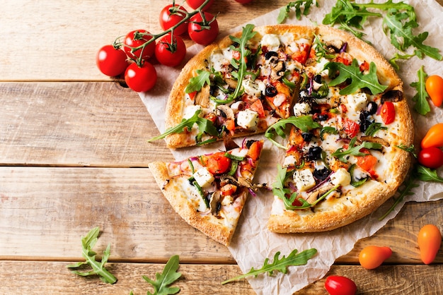 Premium Photo | Vegetable italian pizza with tomatos on wodeen ...