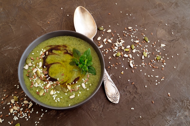 Vegetarian spinach soup with sesame seeds and flax. Premium Photo