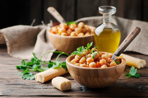 Vegeterian cooked chickpea with tomato and parsley Premium Photo