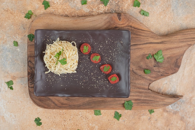 黒いプレートにスパイスとトマトの春雨 高品質のイラスト 無料の写真
