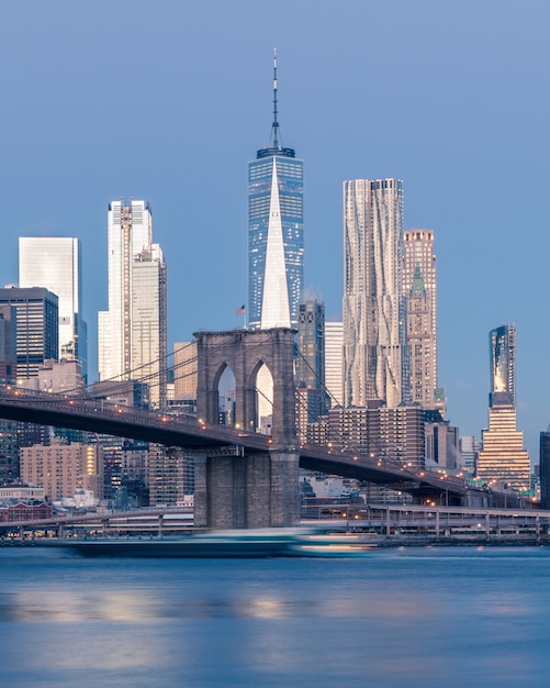 Free Photo | Vertical distant shot of the brooklyn bridge on the body ...