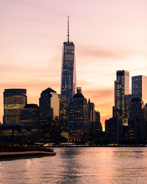 日没時にニューヨークの世界貿易センターの建物の垂直遠方ショット 無料の写真