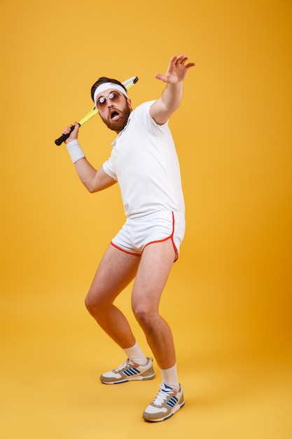 テニスで遊んで面白いスポーツマンの垂直方向の画像 無料の写真