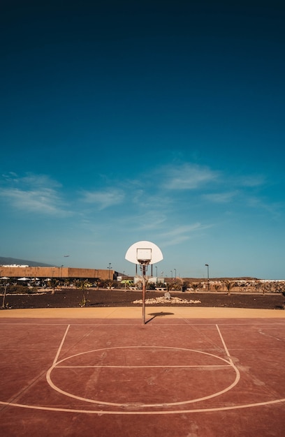 Colpo verticale di un campo da basket con il cerchio visibile sotto il