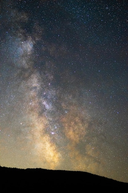 夜の息を呑むような星空の垂直ショット 壁紙や背景に最適 無料の写真