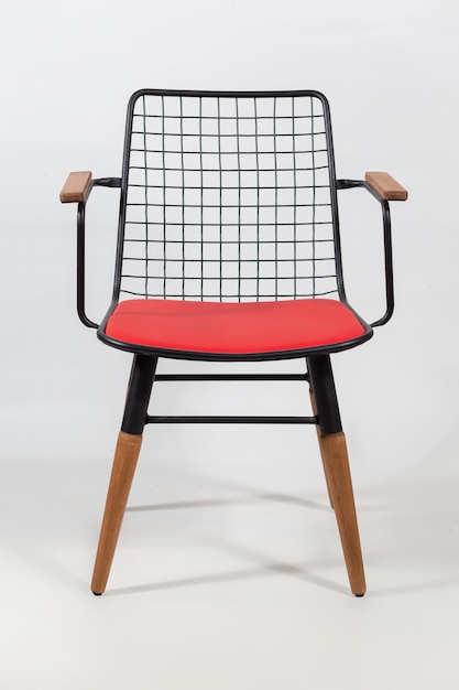 白い表面の後ろの椅子の背中にネットがある椅子の垂直ショット 無料の写真