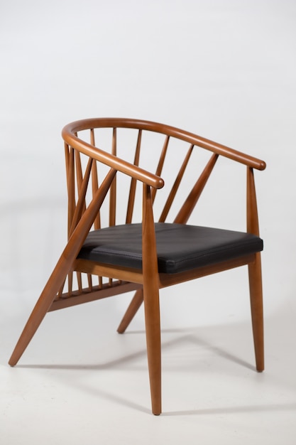 白の後ろに木製の椅子の垂直ショット 無料の写真
