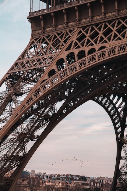 フランス パリの有名なエッフェル塔の垂直ショット 無料の写真