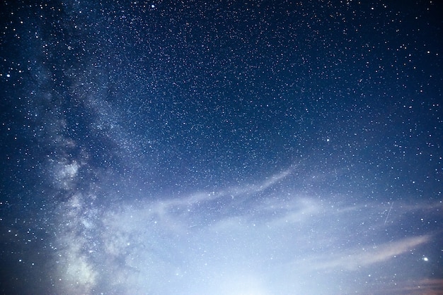 星と星雲と銀河の活気に満ちた夜空 無料の写真