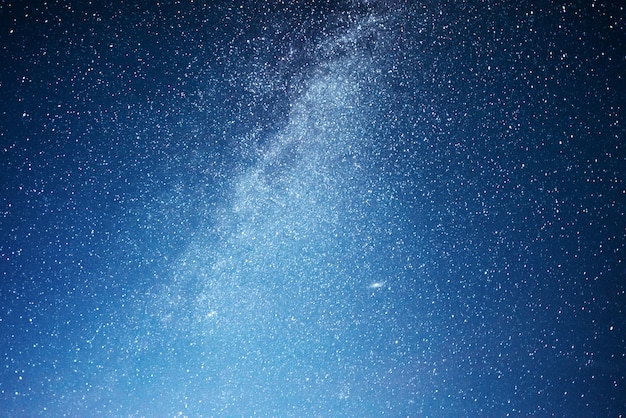星と星雲と銀河の活気に満ちた夜空 無料の写真