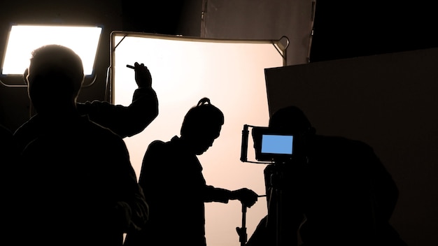 テレビ映画のシルエット撮影や録画でクルーチームが舞台裏で行うビデオ制作 プレミアム写真