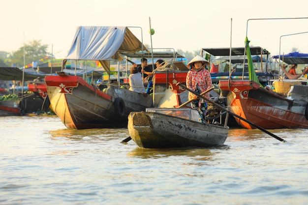 Premium Photo | Vietnamese vendor rows up her boat on nga nam floating ...