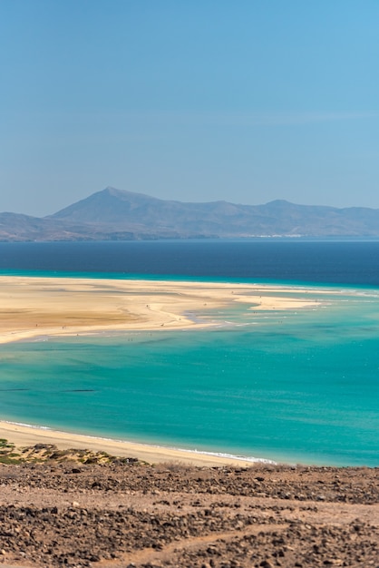 スペイン フェルテベントゥラ島のプラヤデソタベントの海岸線での眺め 無料の写真