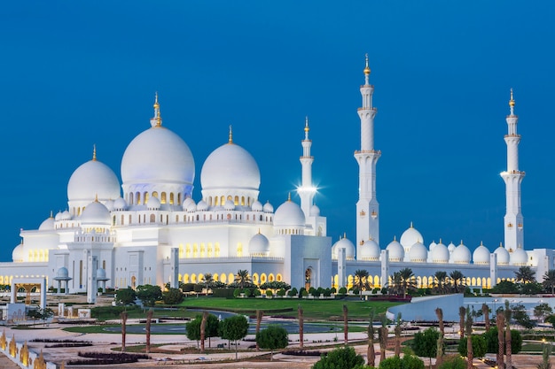 View of famous abu dhabi sheikh zayed mosque by night, uae. Free Photo