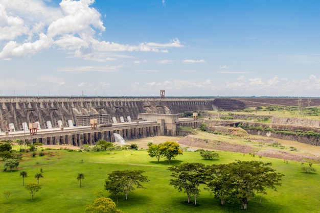 Premium Photo | View of itaipu dam, hydroelectric power station between ...