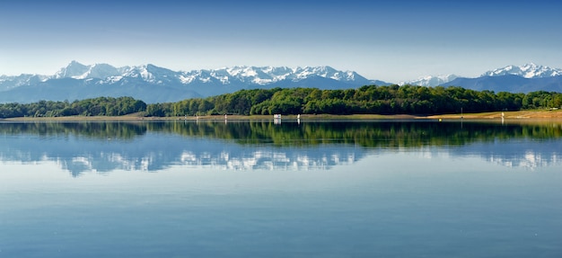 View of  lake gabas in the pyrenees atlantiques, mountains in  background Premium Photo