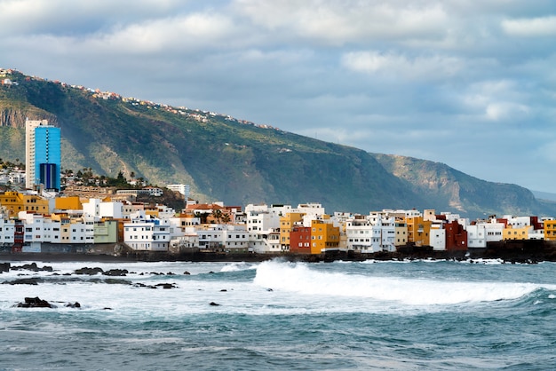 Vista Sulla Riva Dell Oceano E Edifici Colorati Sulla Roccia A Punta Brava Puerto De La Cruz Tenerife Isole Canarie Spagna Foto Gratis