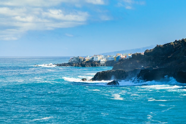 Vista Sulla Riva Dell Oceano E Edifici Colorati Sulla Roccia A Punta Brava Puerto De La Cruz Tenerife Isole Canarie Spagna Foto Gratis