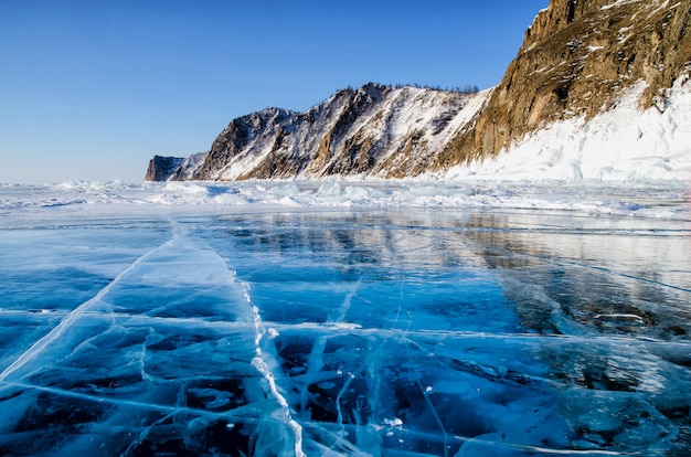 冬 ロシアのバイカル湖の表面に亀裂と深いガスの泡から氷の上の美しい図面の表示 プレミアム写真