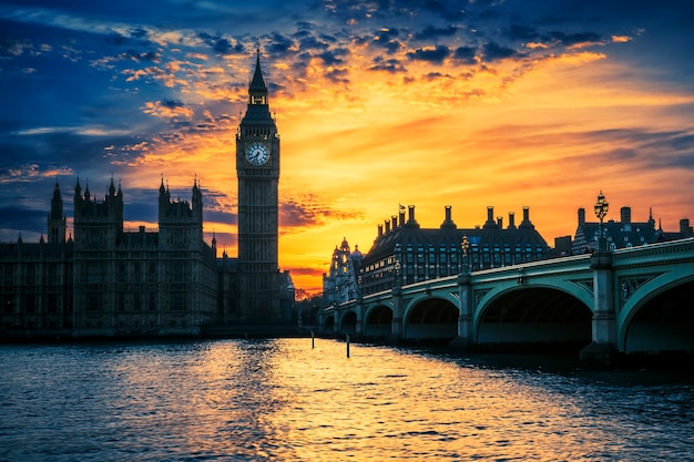 日没時のビッグベンとウェストミンスター橋の眺め ロンドン イギリス プレミアム写真