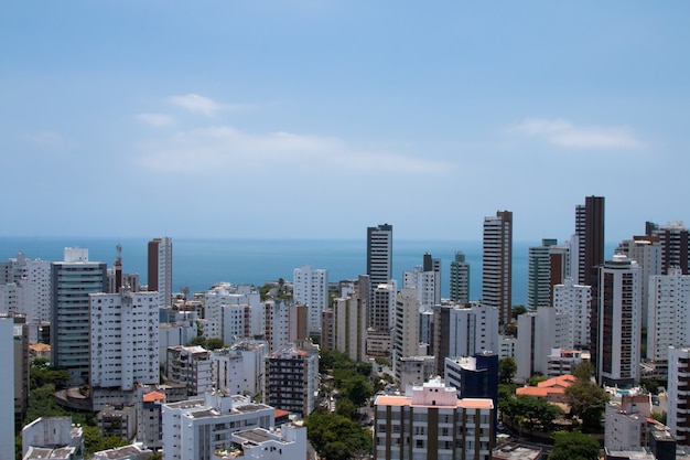 ブラジルのサルバドールバイーア市の建物の眺め プレミアム写真