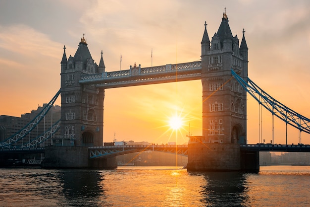 ロンドンの日の出で有名なタワーブリッジの眺め 無料の写真