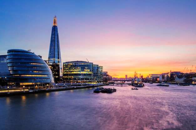 日没時のロンドンの街の眺め 無料の写真