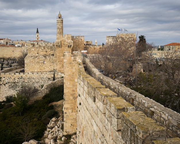 背景 エルサレム イスラエルのダビデの塔で見た坂道の景色 プレミアム写真
