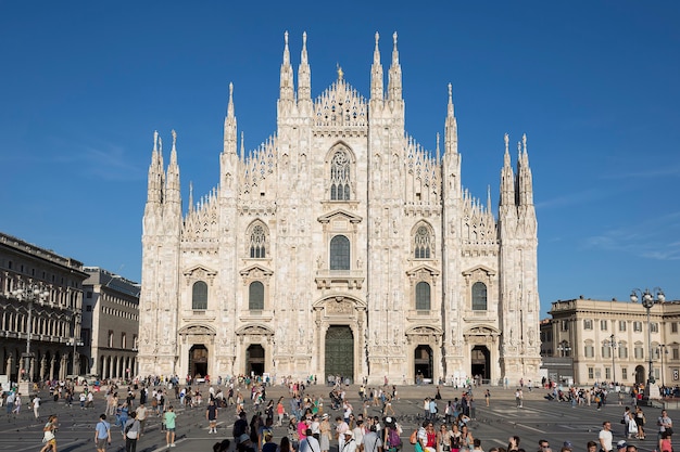 ミラノ大聖堂の正面をご覧ください ミラノはイタリアで2番目に人口の多い都市であり ロンバルディア州の州都です 無料の写真