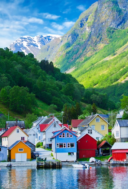 プレミアム写真 ガイランゲルフィヨルド ノルウェーの山の村と海の景色