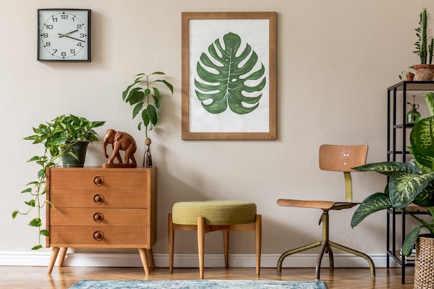 デザインレトロな家具 植物 棚 黒い時計とリビングルームのヴィンテージインテリアデザイン プレミアム写真