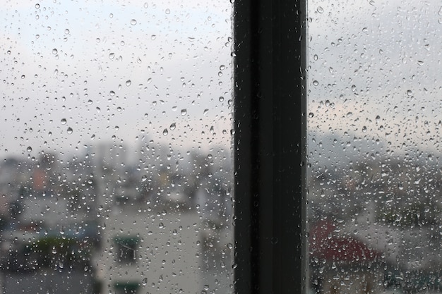 雨の日に窓から見えるヴィンテージな都市の風景 無料の写真