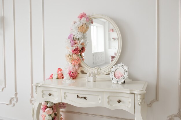 Vintage Style Boudoir Table With Round Mirror And Flowers White