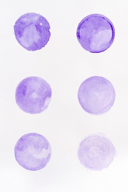 白い壁紙に水彩の紫のドット 無料の写真