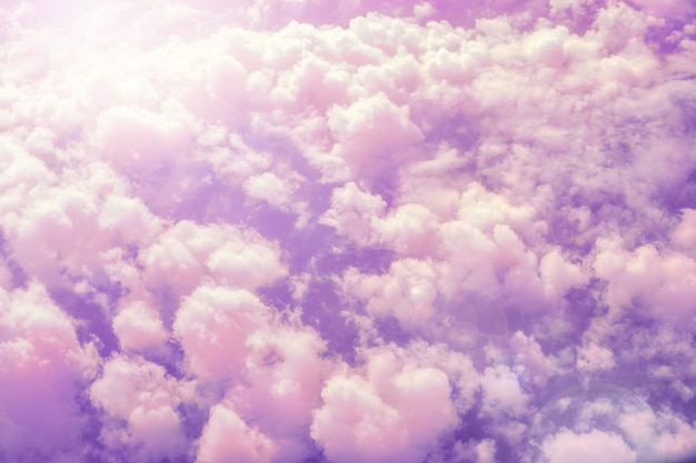 ふわふわのピンクの雲の抽象的な背景と紫の空 プレミアム写真