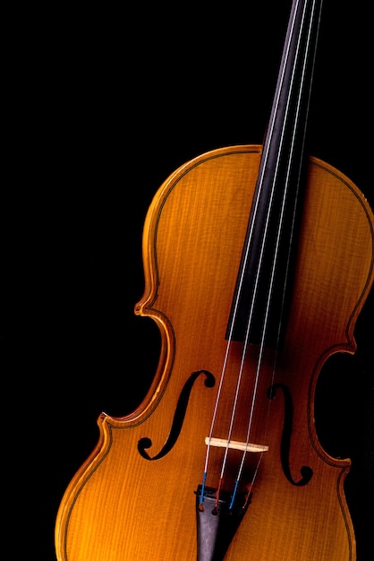 黒に分離されたオーケストラのクローズアップのバイオリン楽器 プレミアム写真