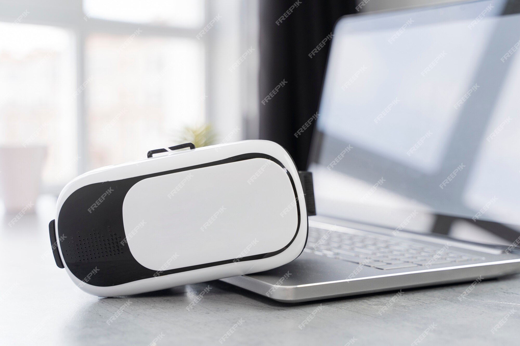 Free Photo | Virtual reality headset and laptop in business office