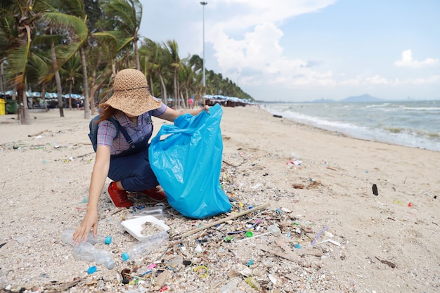 Premium Photo | Volunteer tourist cleaning up garbage and plastic ...