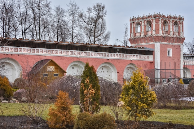 Дома башни в москве фото