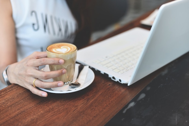 Free Photo | Warm woman laptop wood latte art