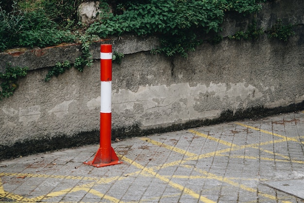 Warning signal in the street Premium Photo