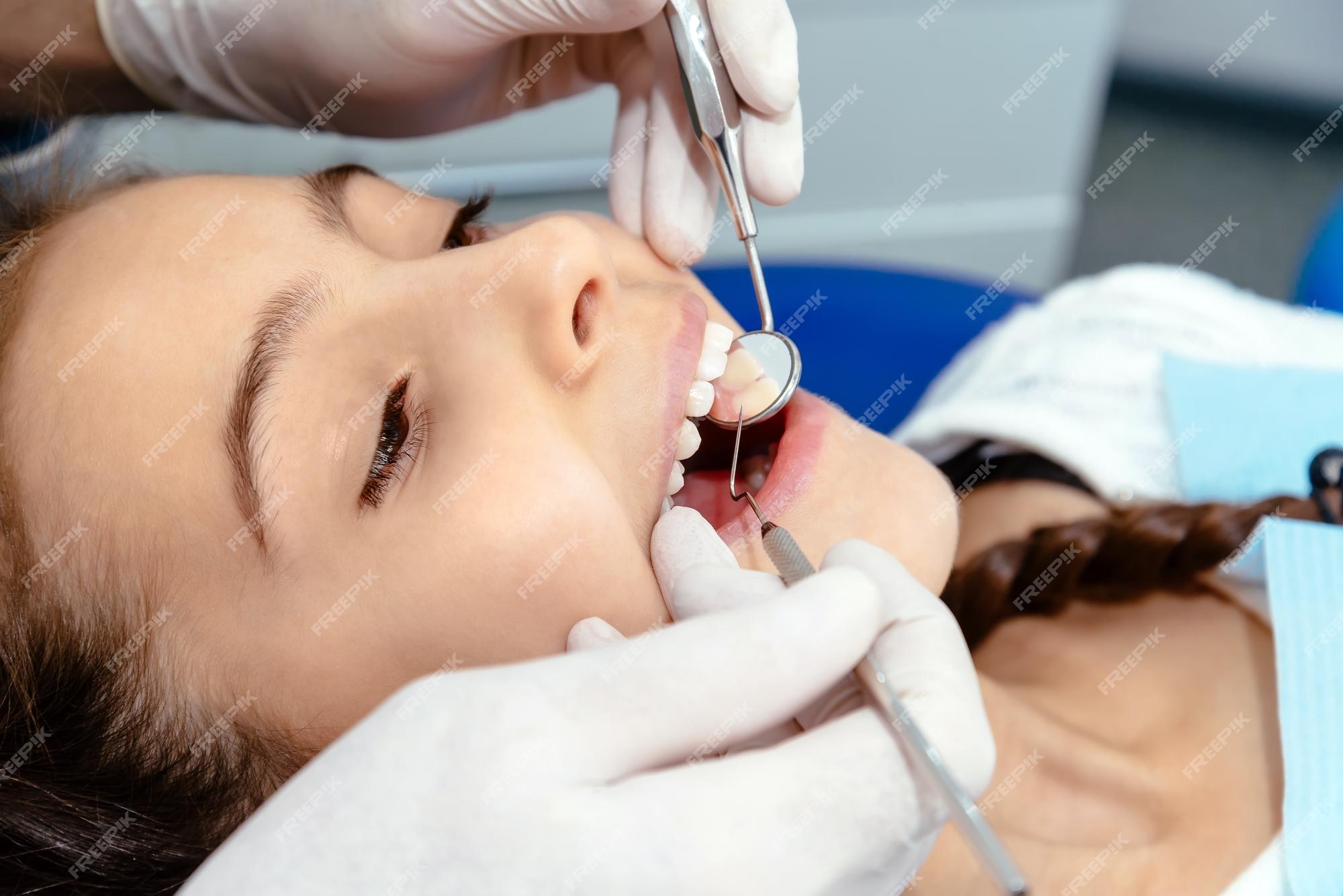 Premium Photo | Washing teeth with a dentist at the clinic