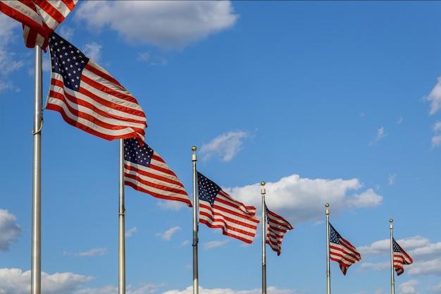 ワシントンdcのワシントンdcの記念碑のアメリカの国旗 プレミアム写真