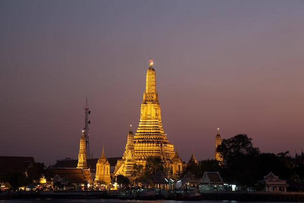 Premium Photo | Wat arun in the evening.