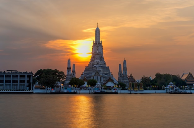 ワットアルンラチャワララムラチャワラマハウィハンまたはワットアルンは 日没時のチャオプラヤー川の夜明けの寺院を意味します バンコク タイ プレミアム写真
